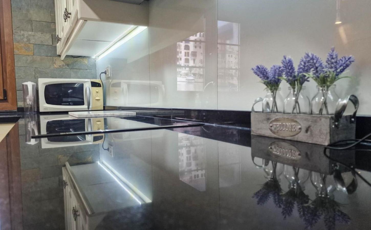 Duquesa Port Apartment มานิลบา ภายนอก รูปภาพ